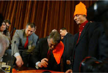 ... Major and President Yushchenko signing the Orange Treaty of Friendship...